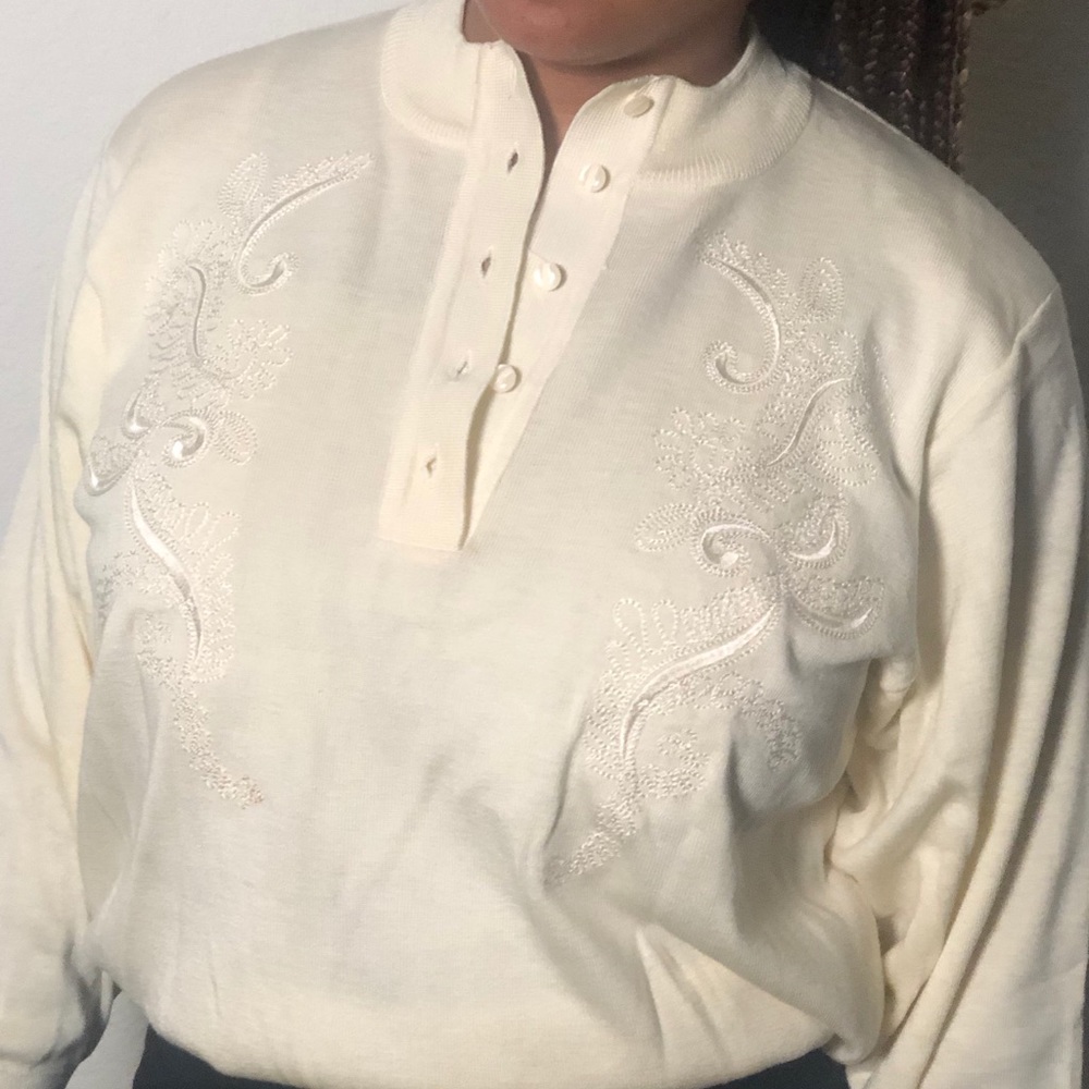 ‼️Sale‼️ $5 Vintage Chinese cream sweater. SIZE L